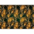 Wandbild – Goldene Pfauenfedern auf grünem Hintergrund