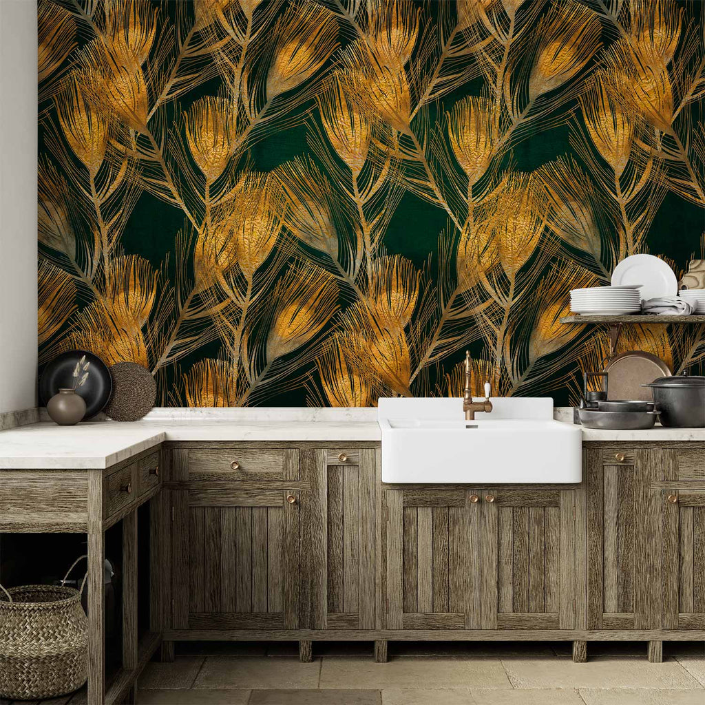 Wandbild – Goldene Pfauenfedern auf grünem Hintergrund