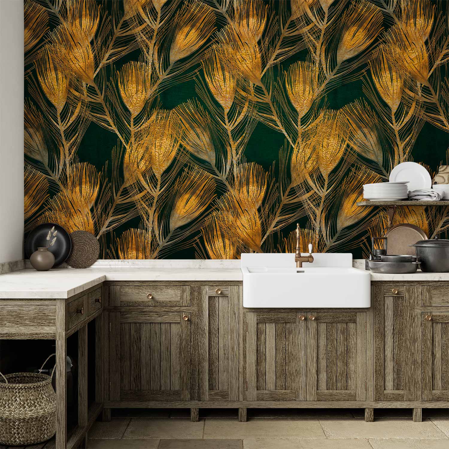 Wandbild – Goldene Pfauenfedern auf grünem Hintergrund