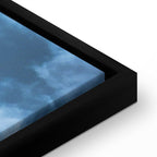 Leinwanddruck – Animierte Landschaft: Die Sonne im Kampf mit den Wolken