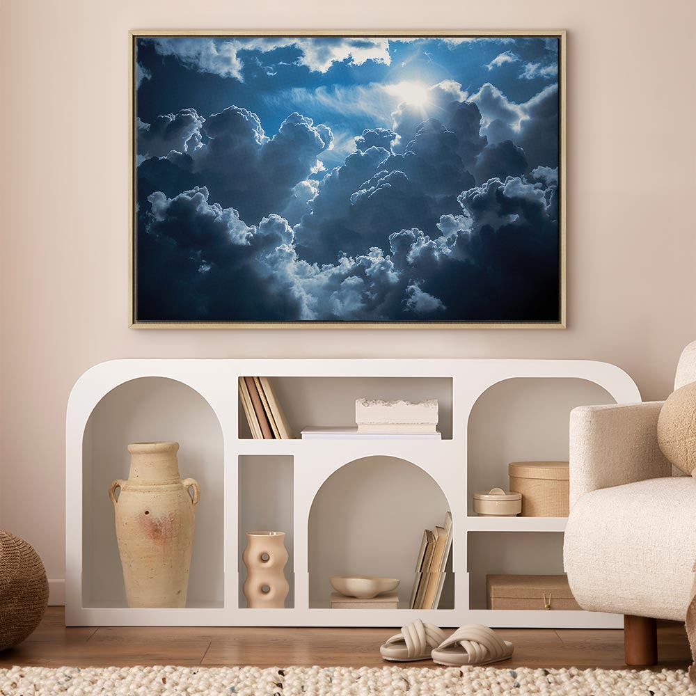 Leinwanddruck – Animierte Landschaft: Die Sonne im Kampf mit den Wolken