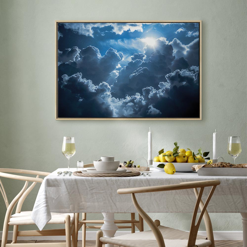 Leinwanddruck – Animierte Landschaft: Die Sonne im Kampf mit den Wolken