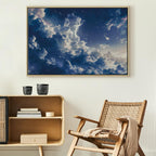 Leinwanddruck – Sternenklare Wolken und zartes Licht über einem Himmelsausschnitt