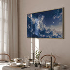 Leinwanddruck – Sternenklare Wolken und zartes Licht über einem Himmelsausschnitt