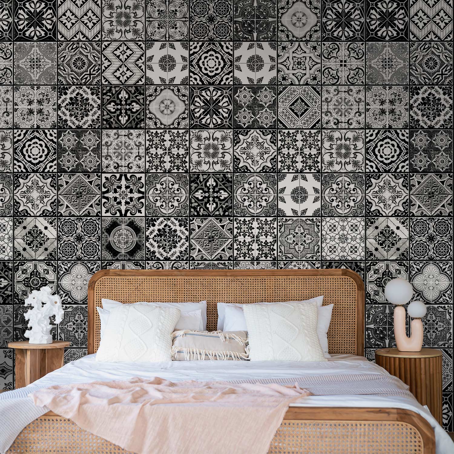 Black and White Arabesque Geometric Wallpaper